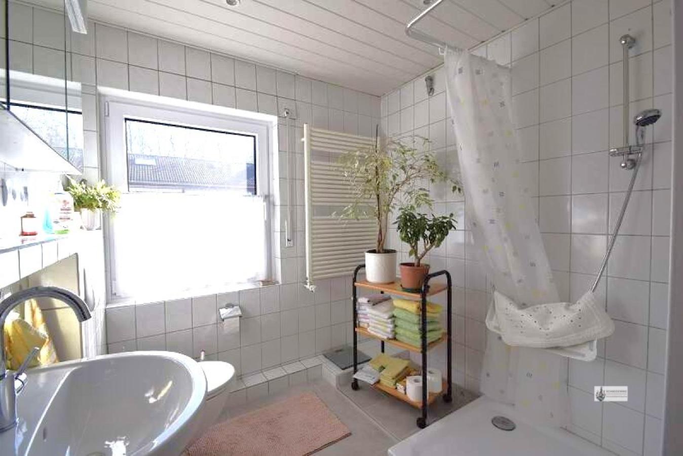 Bad mit Dusche und Fenster