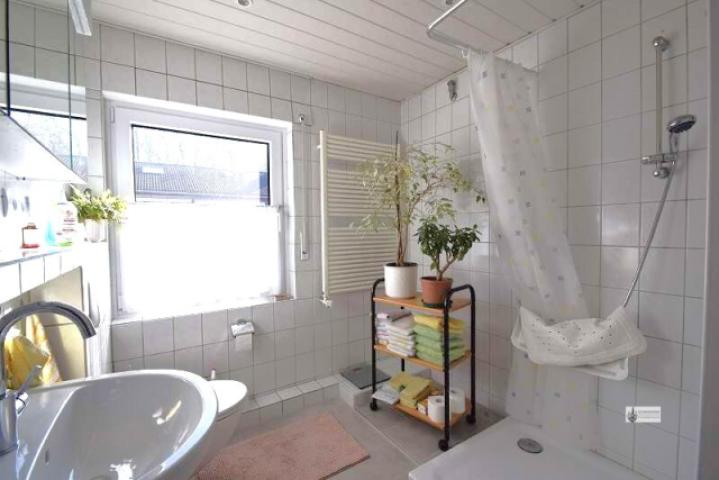 Bad mit Dusche und Fenster