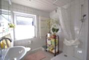 Bad mit Dusche und Fenster