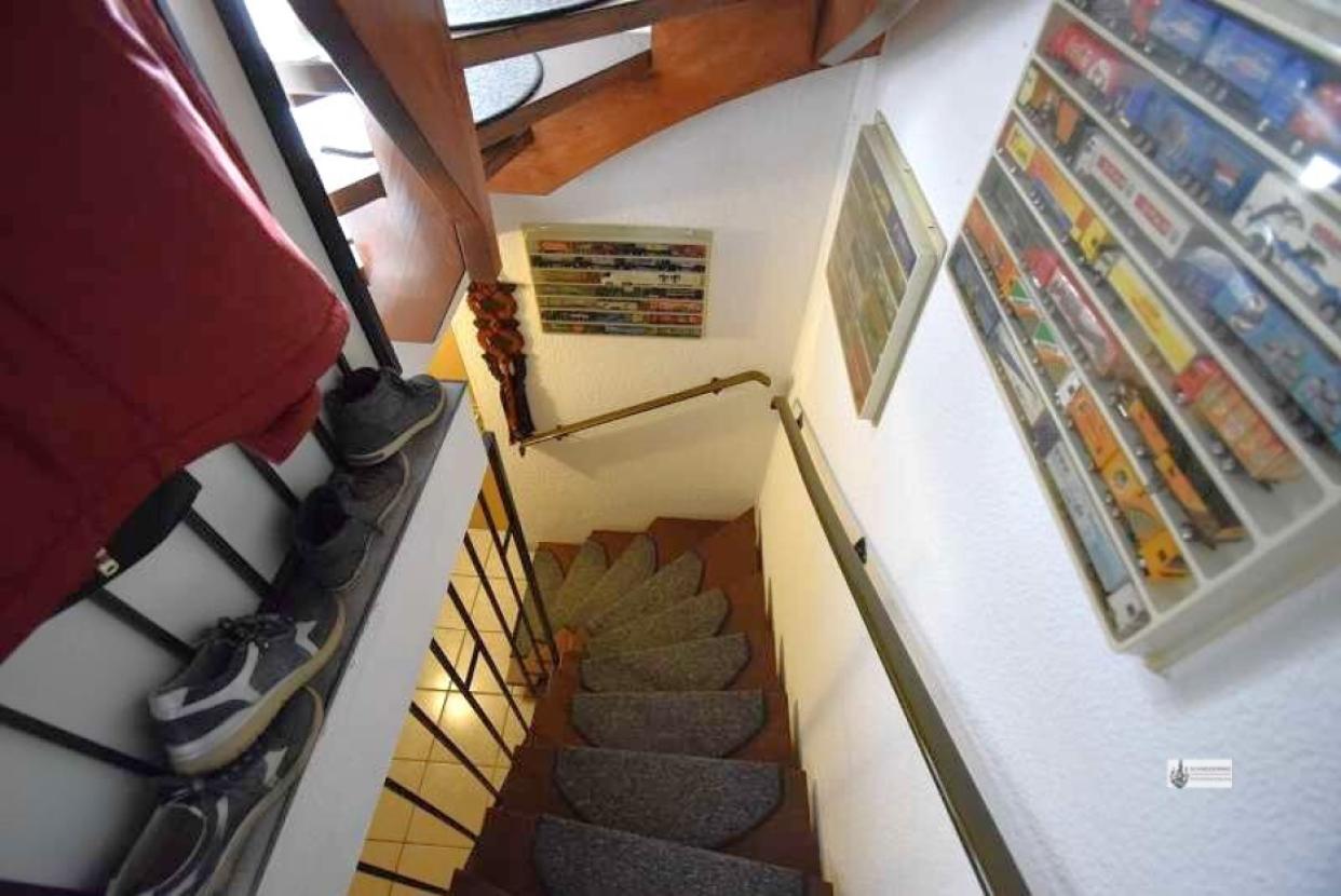 Massive Holztreppe in den Keller