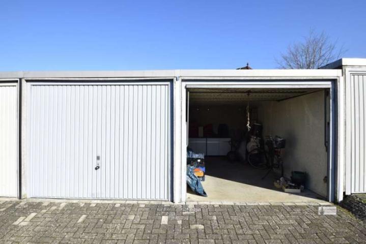 2 Garagen gehören zum Haus