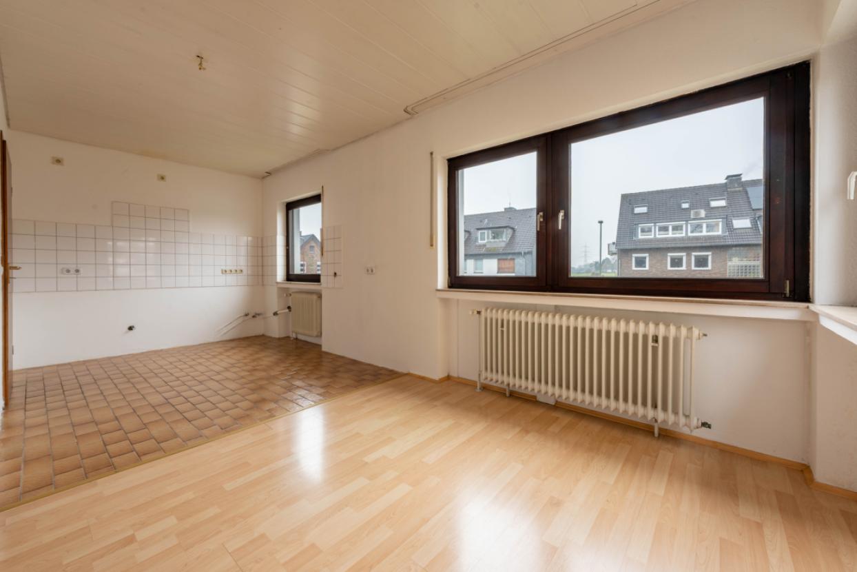 weitere Ansicht offener Küchen-/ Essbereich