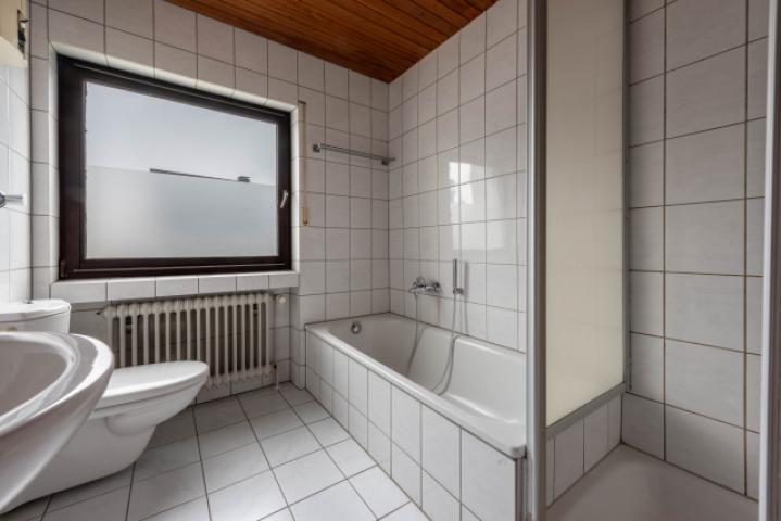 Ansicht Wohnzimmer Duschbad mit Fenster
