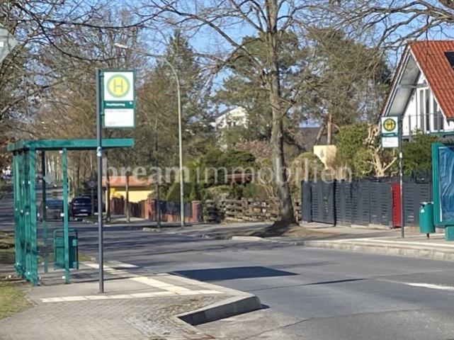 Bushaltestelle um die Ecke