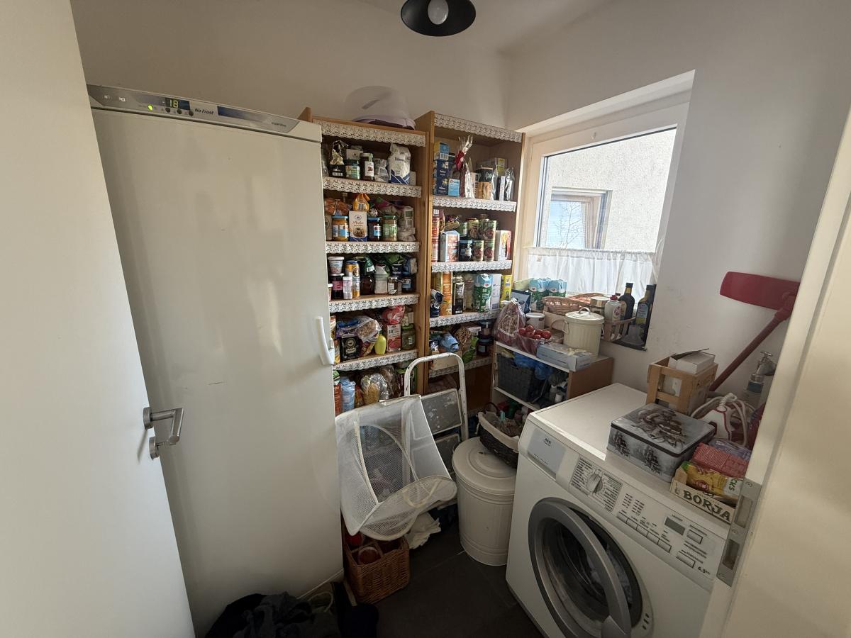 Abstellraum mit Waschmaschinenanschluss