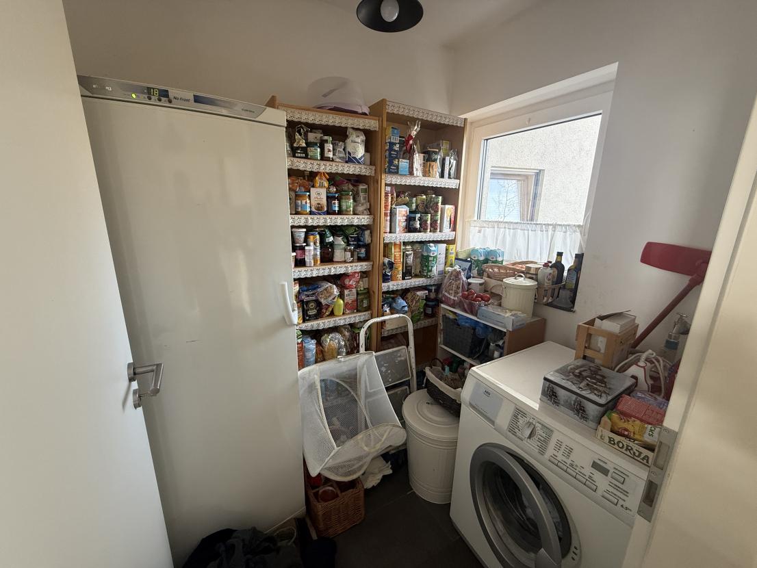 Abstellraum mit Waschmaschinenanschluss