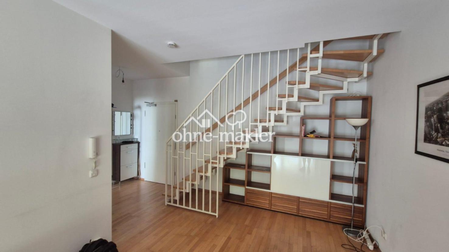 Blick aus Wohnzimmer → Treppe