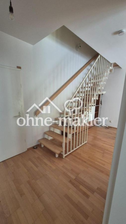 Blick auf Tür und Treppe 1.OG