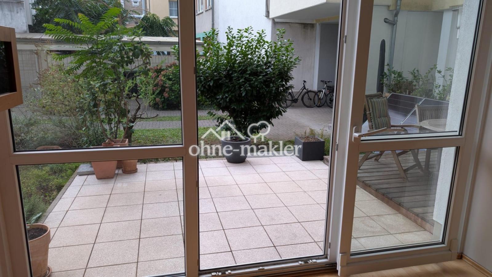 Blick über Terrasse und Garten