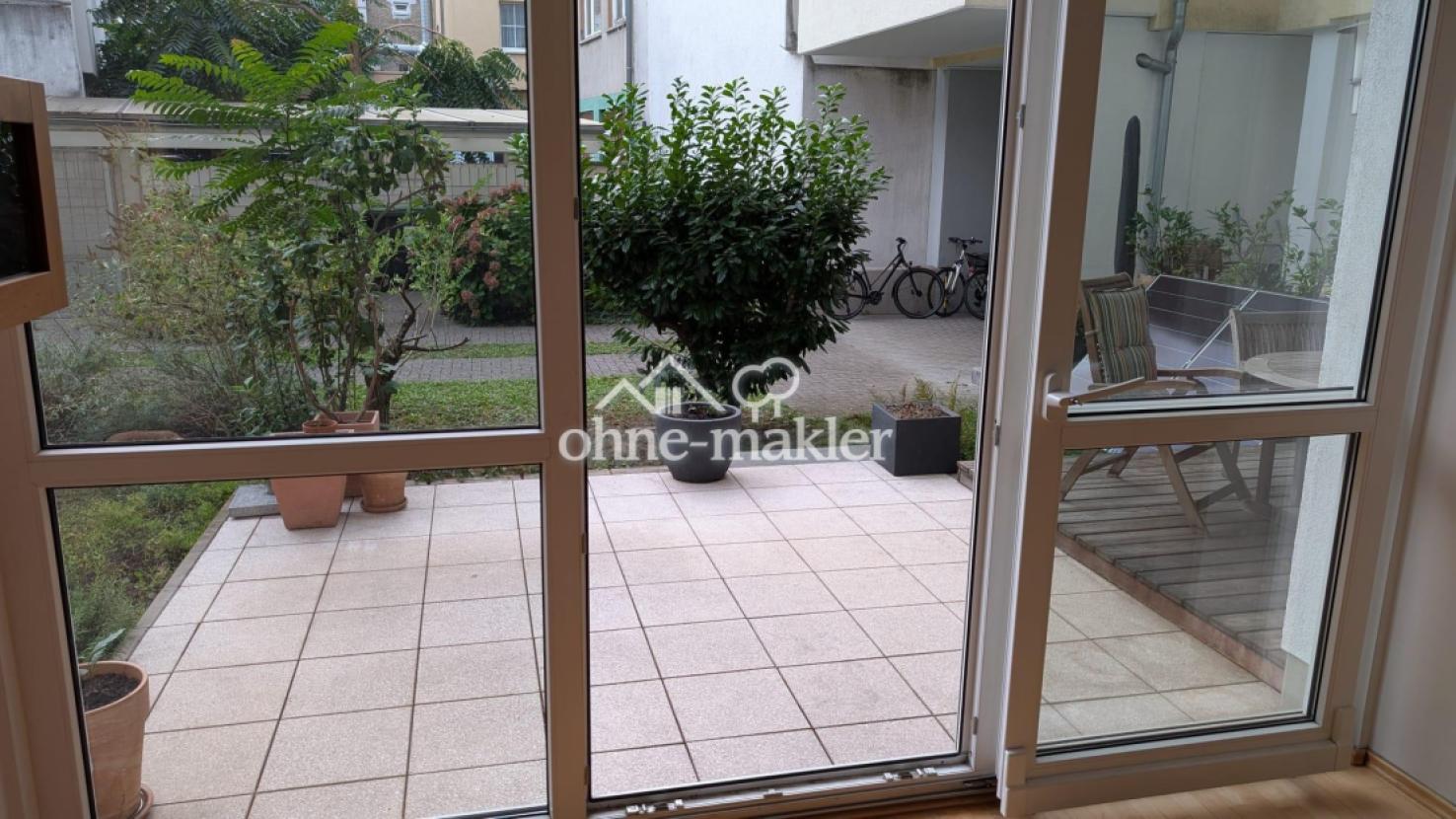 Blick über Terrasse und Garten