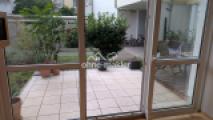 Blick über Terrasse und Garten