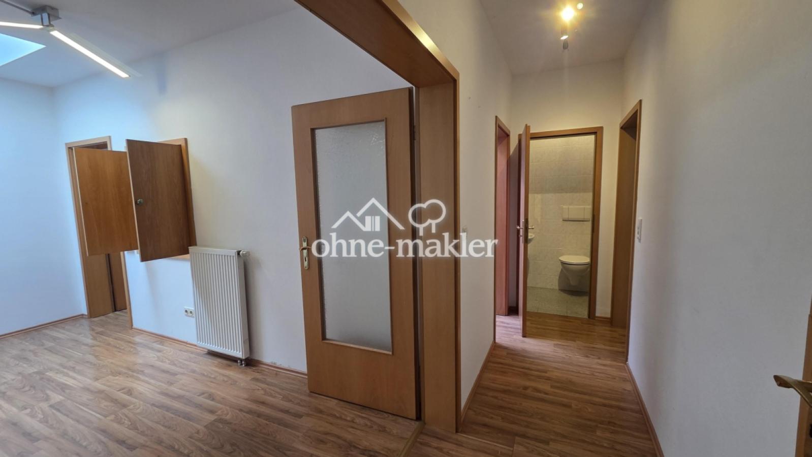 Flur mit Blick ins Wohnzimmer