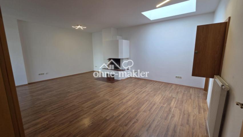 Blick ins Wohnzimmer mit Kamin