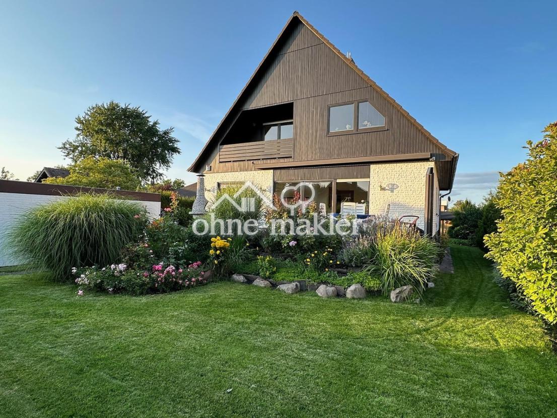 Hausansicht  mit Vorgarten