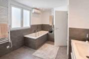 Modernes Tageslichtbad mit Badewanne und Duschtempel