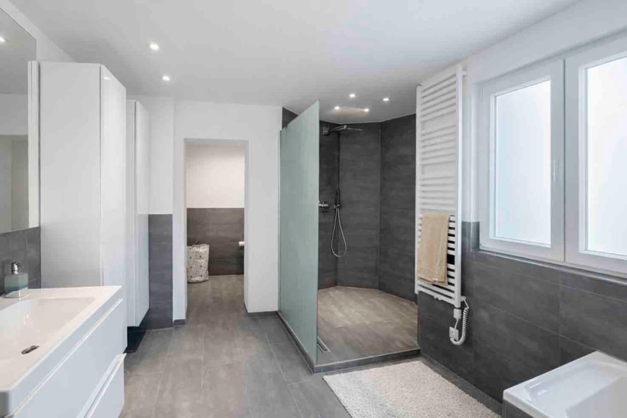 Bad mit XXL Dusche und separatem WC-Bereich