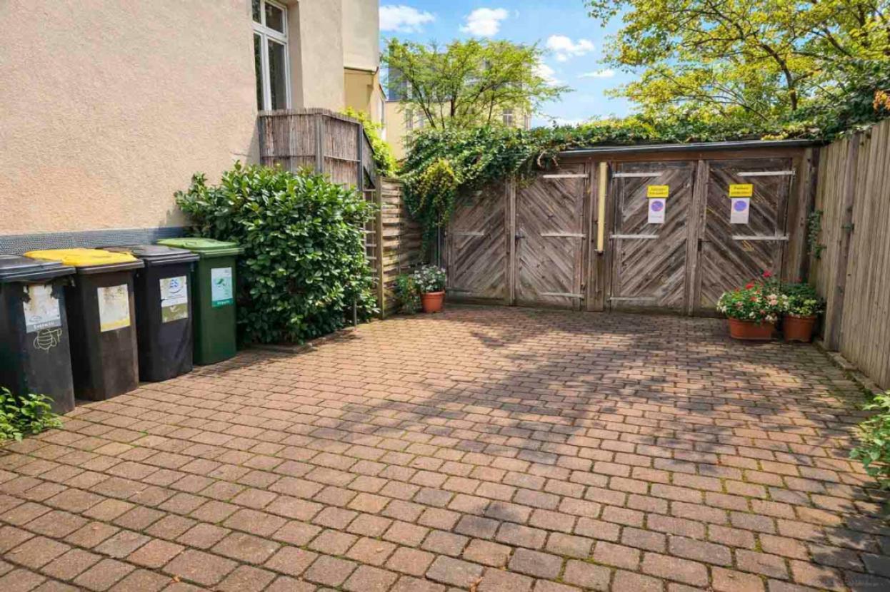 Garage und Stellplatz