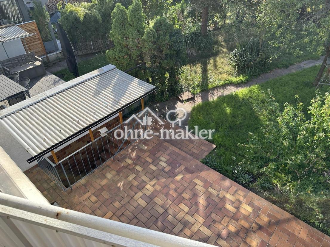 Blick von Balkon auf Terrasse