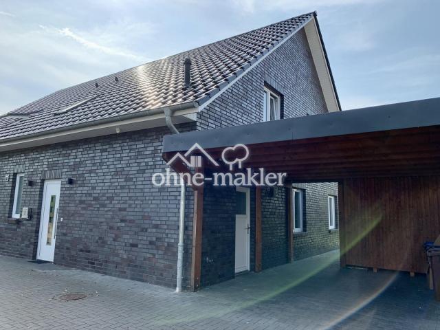 Einfahrt mit Carport