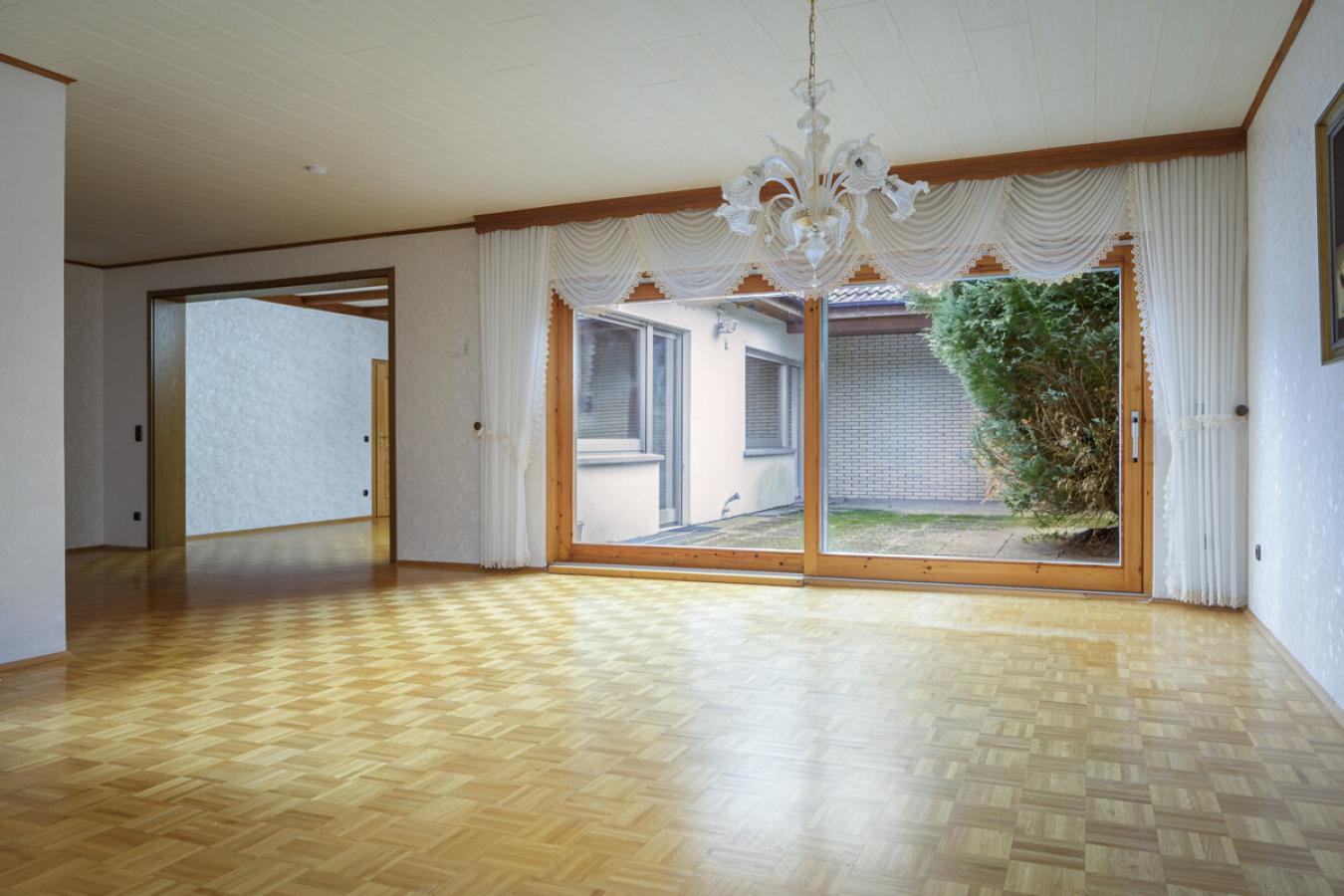 Das große Wohnzimmer mit der Terrasse zum Westen
