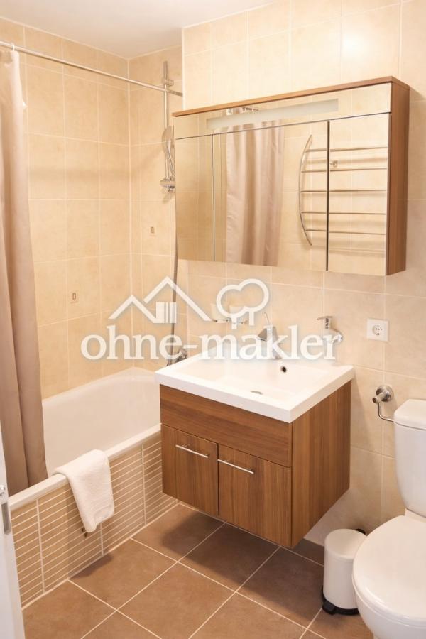 Bad mit Wanne, Spiegelschrank