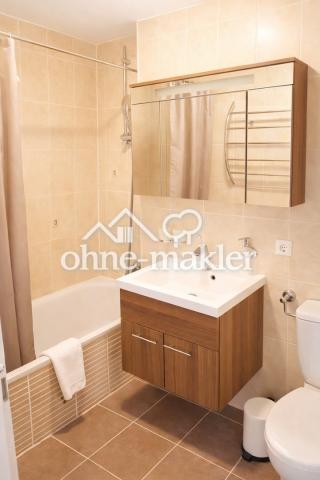 Bad mit Wanne, Spiegelschrank