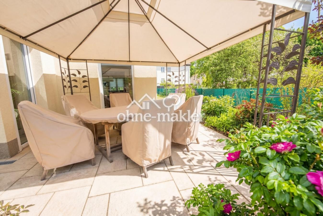 Terrasse vorn mit Bepflanzung