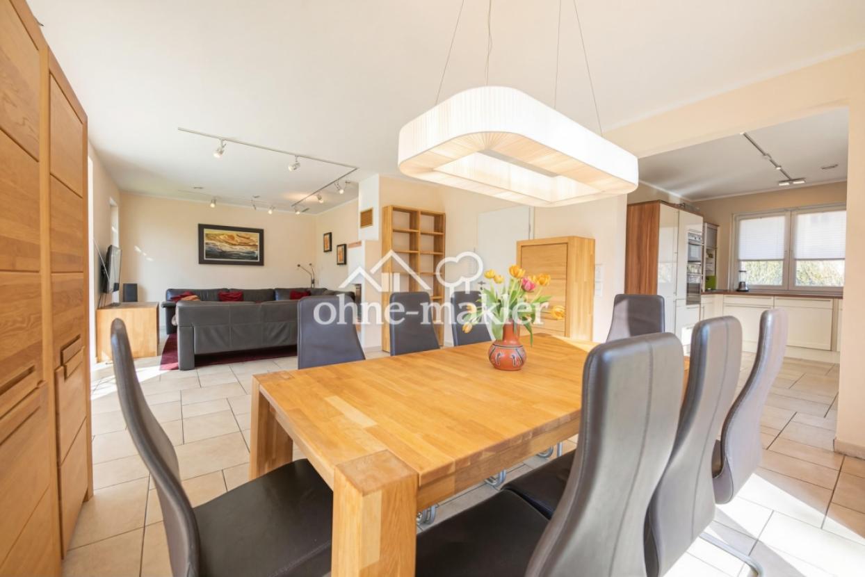 Wohnzimmer Blick zur Küche 