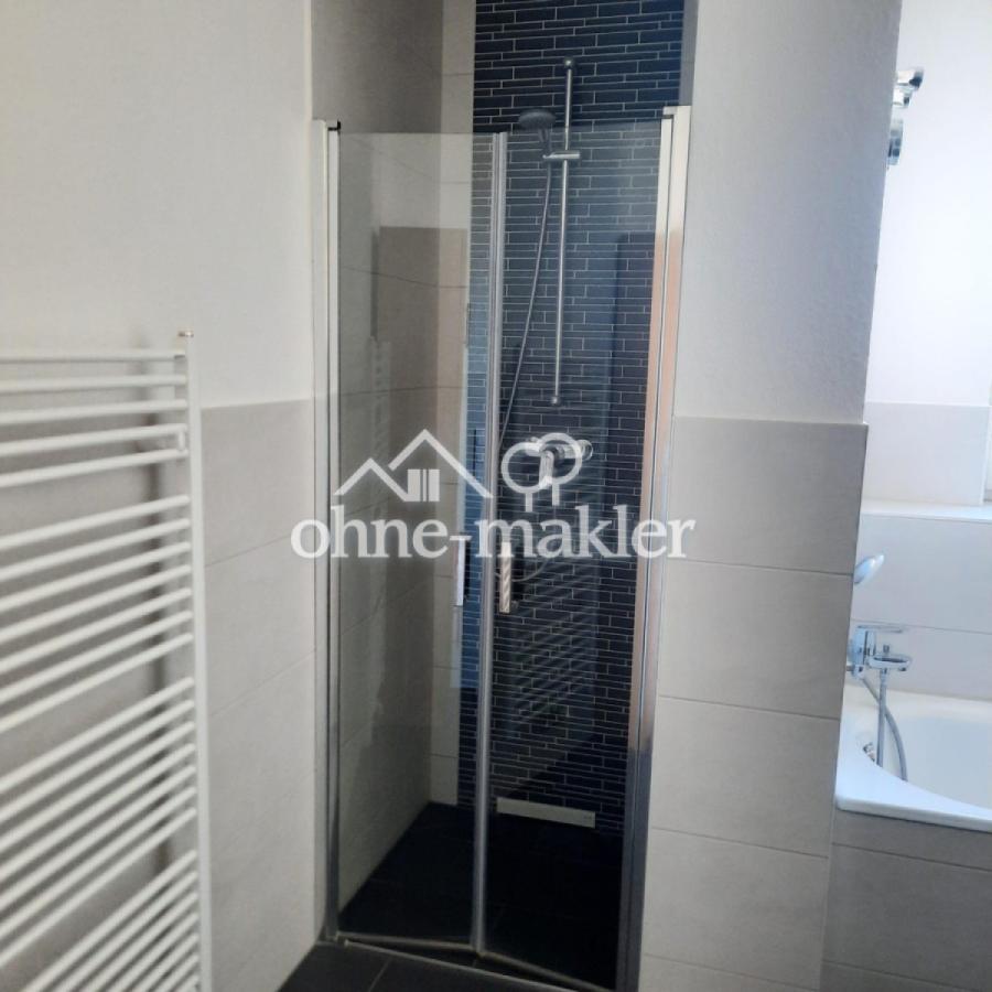 Dusche mit Schwingtür