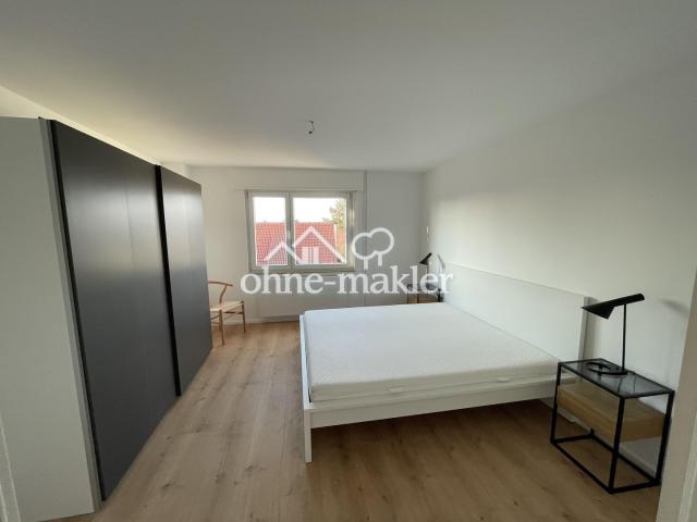 Schlafzimmer mit großem Bett