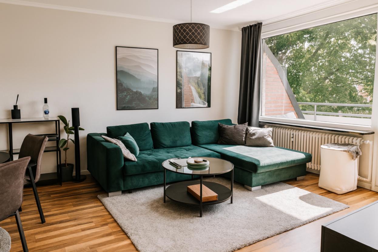 Wohnzimmer mit Balkonblick