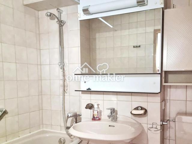 Bad mit Badewanne und Dusche