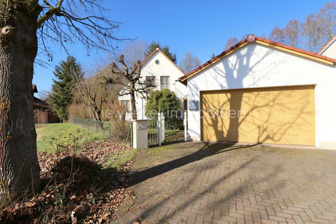 Hausansicht Osten mit Garage