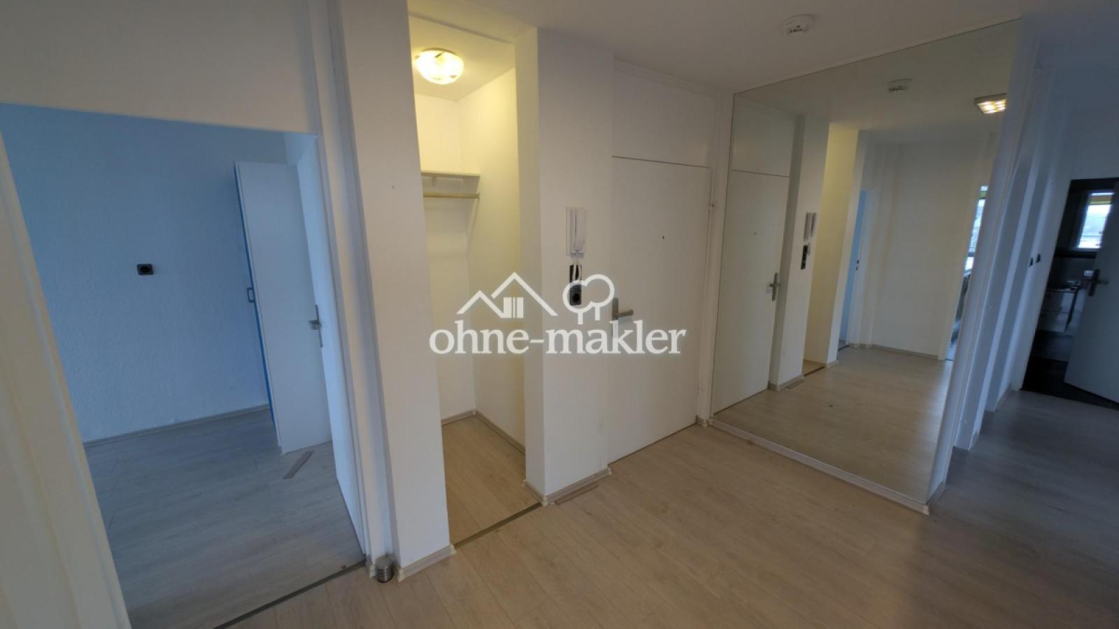 Flur mit Garderobe/Abstellraum