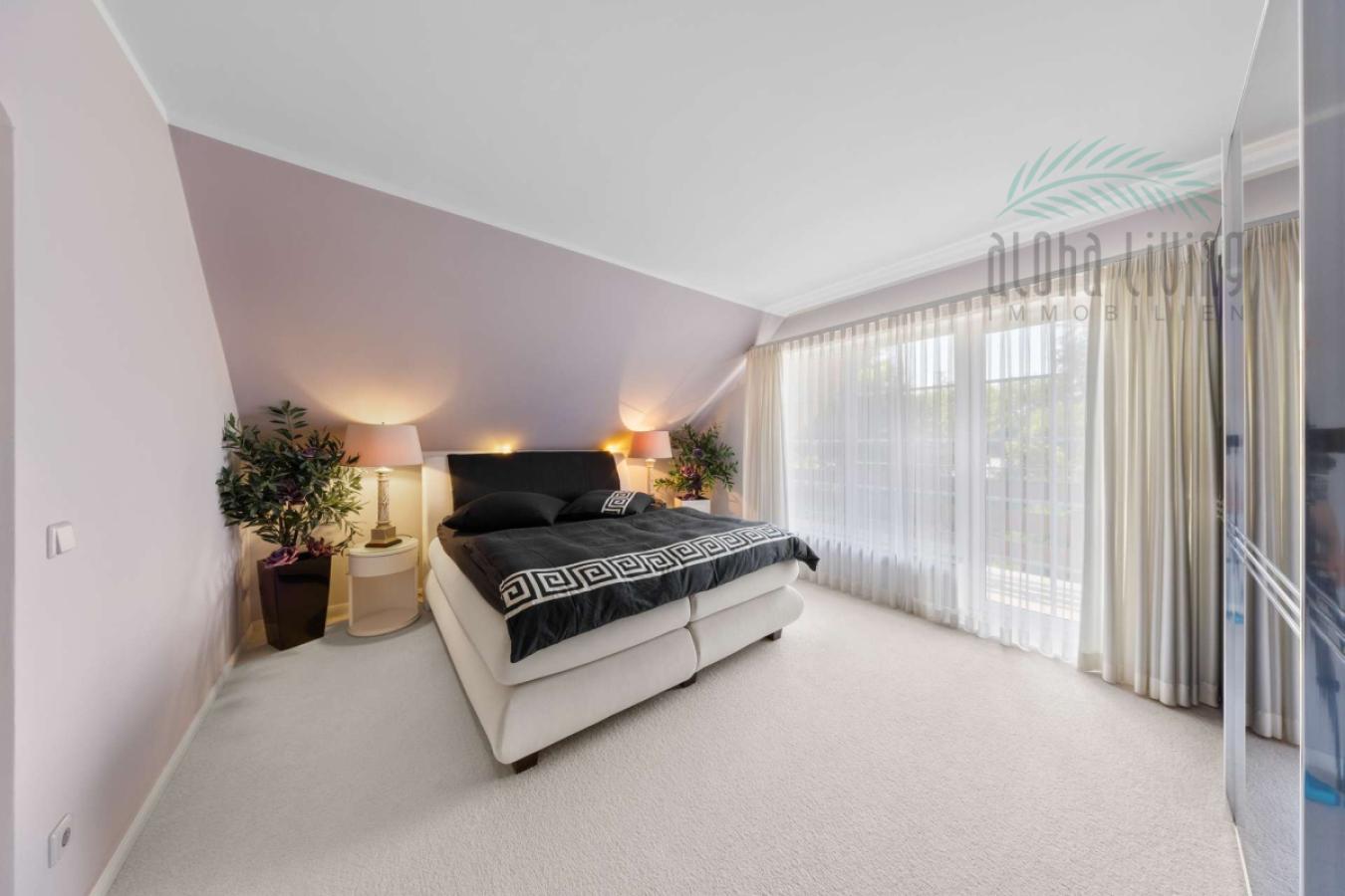 Schlafzimmer West (OG)