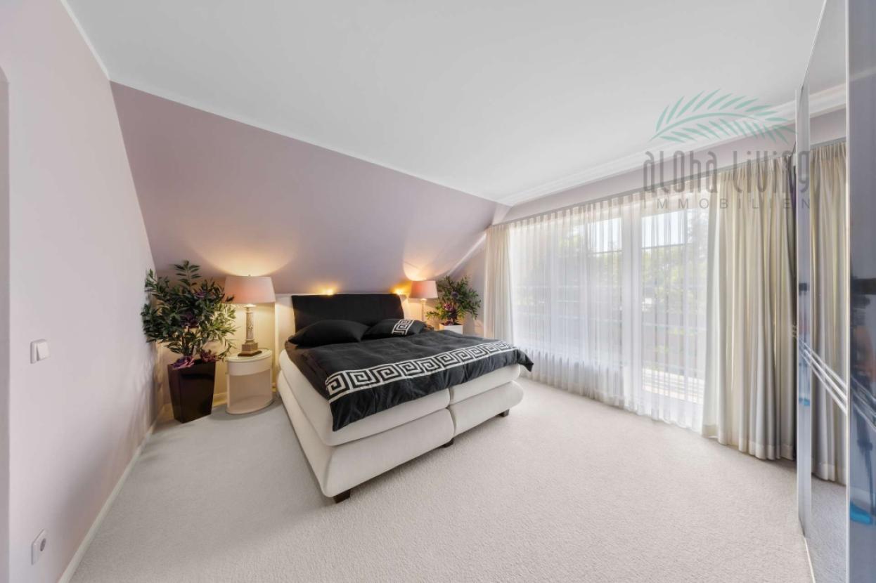 Schlafzimmer West (OG)