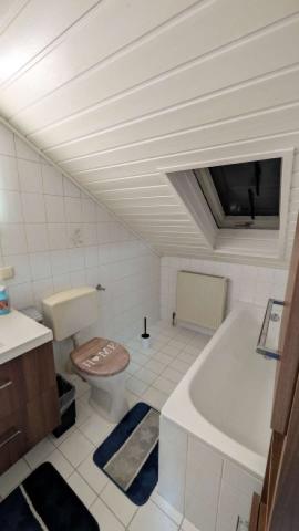 Bad mit Fenster und Wanne  im DG