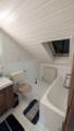 Bad mit Fenster und Wanne  im DG