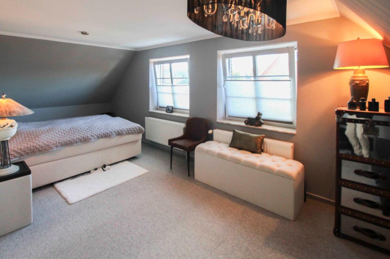 Schlafzimmer 1