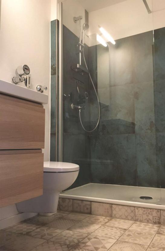 Modernes Bad mit Dusche