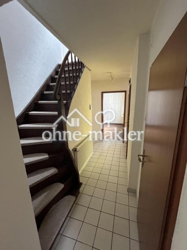 Flur mit Treppe zum 1. OG