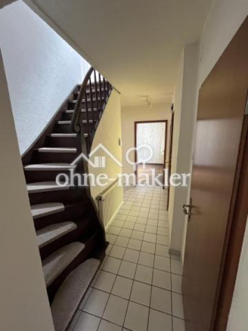 Flur mit Treppe zum 1. OG