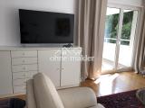 großer Smart TV / Sideboard