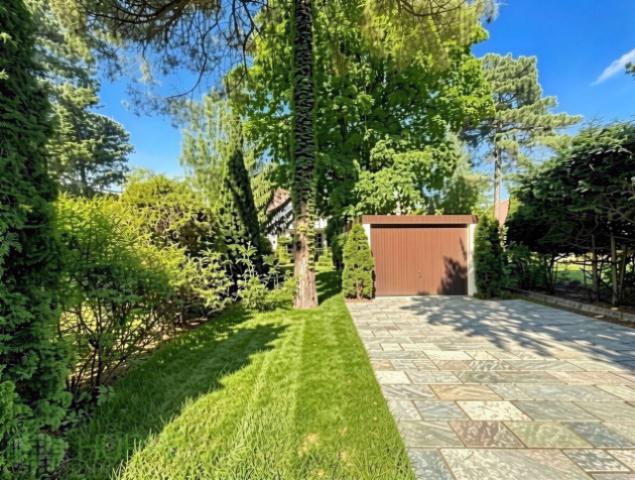 Hinterer Grundstücksteil - (KI generiert)