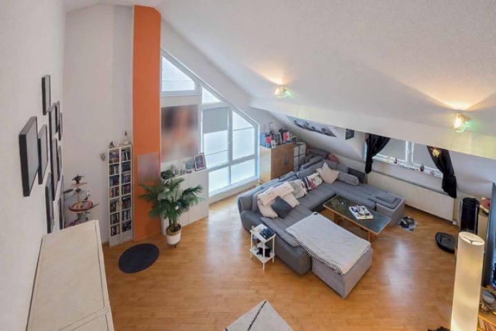Blick von Galerie auf Wohnzimmer