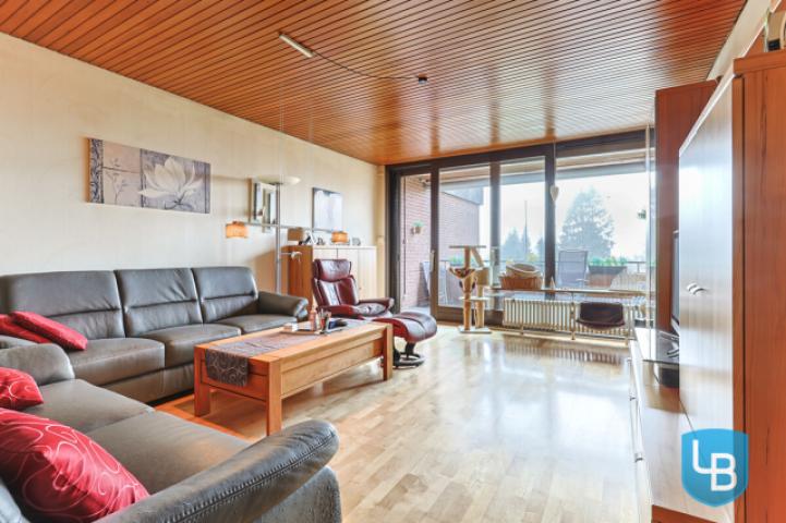 Wohnzimmer mit großem Balkon