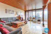 Wohnzimmer mit großem Balkon