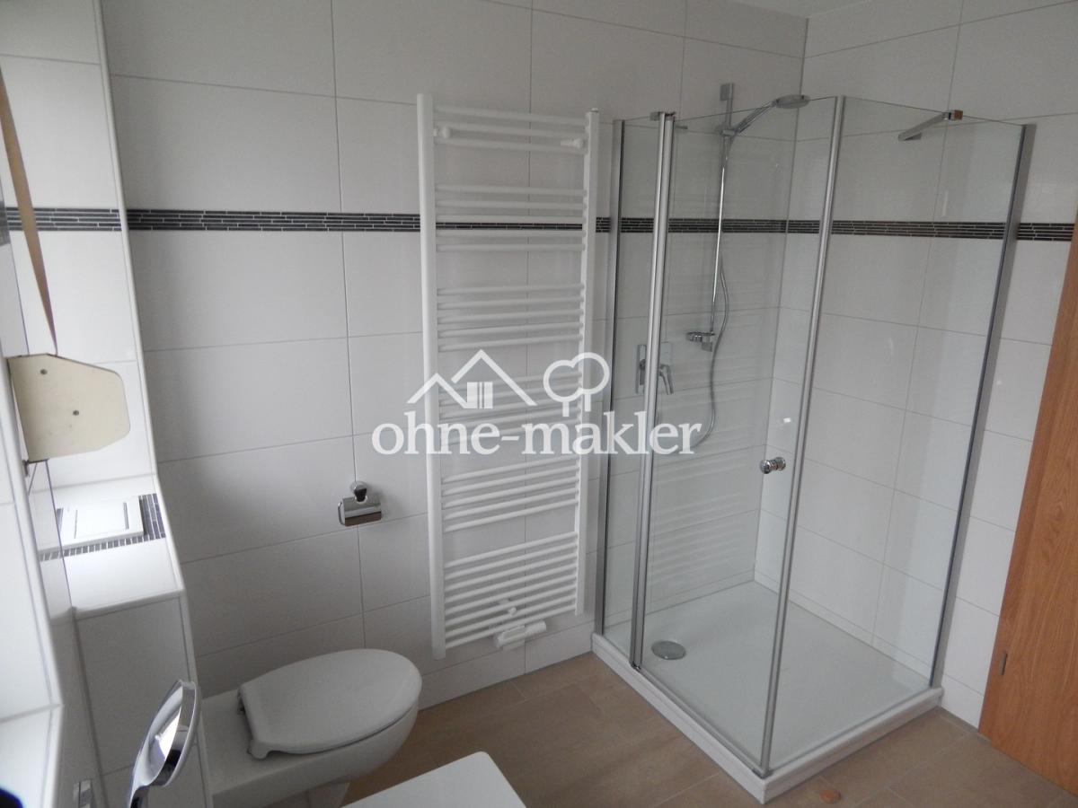 Bad mit Badewanne, Dusche, WC