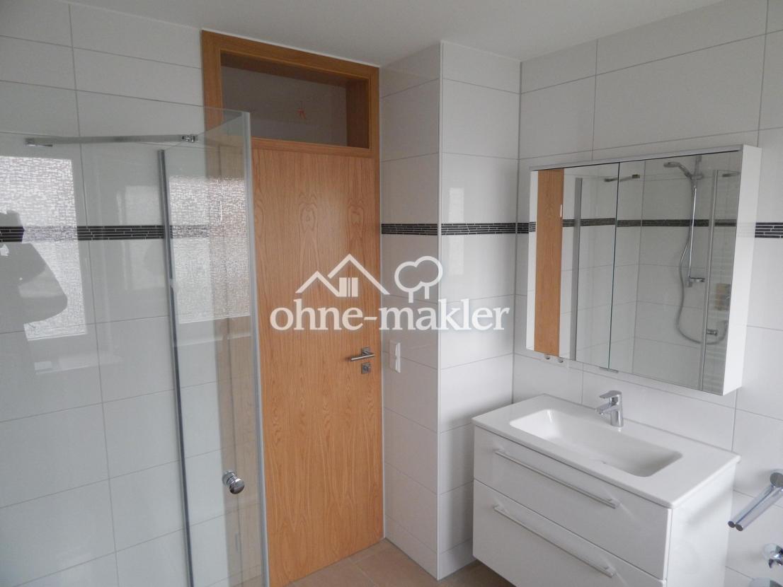 Bad mit Badewanne, Dusche, WC