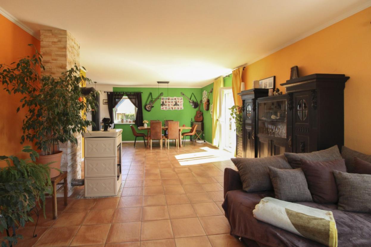 Wohnzimmer mit Blick zum Essbereich